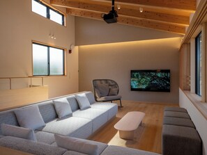 [Annex] Living room/You can relax on the sofa and watch TV or the projector.