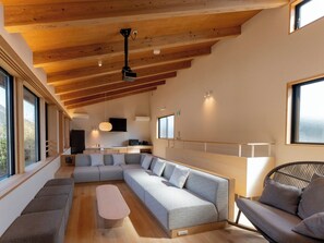 [Annex] Living room: The deep living room is filled with sunlight and offers a view of Mt. Yakumo.