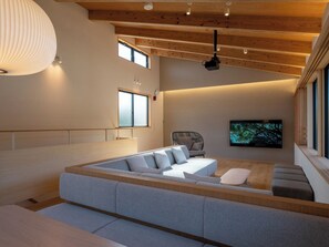 [Annex] Living room/During the daytime, soft sunlight shines in like sunlight filtering through the trees.