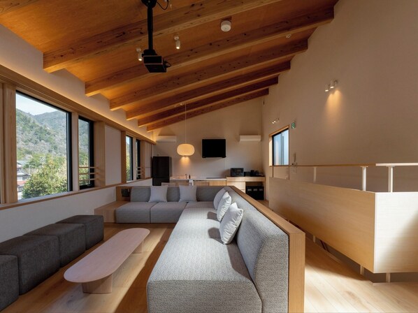 [Annex] Living room/Open and relaxing space with high ceilings and spacious sofas