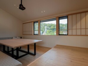 [Main building] Living room/Open the shoji screen to see Mt. Yakumo. A spacious table and plenty of space