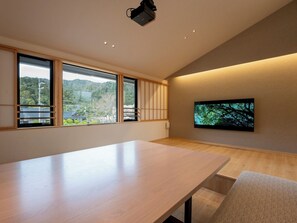 [Main building] Living room/Large window offers a panoramic view of Mt. Yakumo!