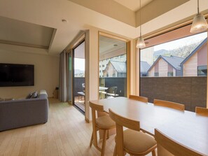 [Guest room] Bright and open living room with large windows