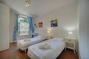 Room with two single beds 
