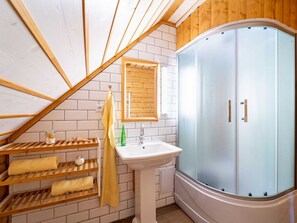 Grifo, Arreglo De Tubería, Edificio, Espejo, Propiedad, Lavabo, Madera, Baño, Diseño De Interiores, Mueble De Baño