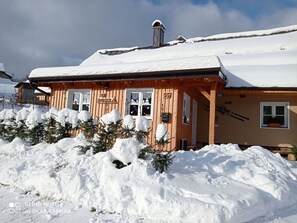 Himmel, Wolke, Gebäude, Schnee, Eigentum, Fenster, Pflanze, Haus, Die Architektur, Einfrieren