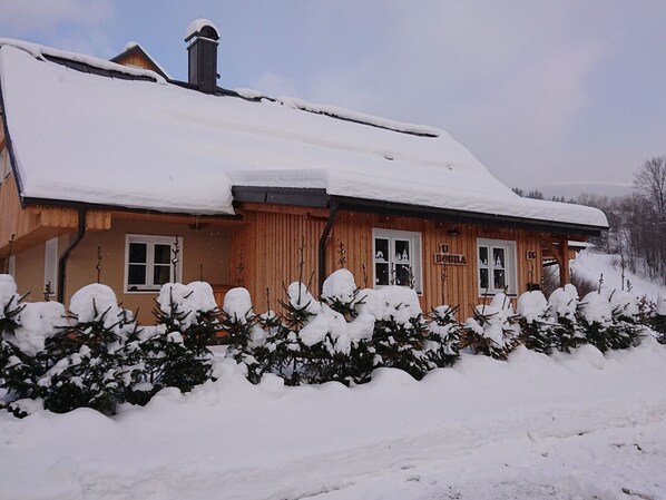 Schnee, Pflanze, Himmel, Eigentum, Gebäude, Fenster, Haus, Hütte, Wolke, Baum