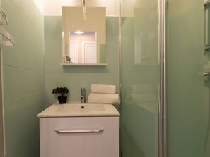 Mirror, Property, Sink, Tap, Plumbing Fixture, Bathroom, Bathroom Sink, Plant, Interior Design