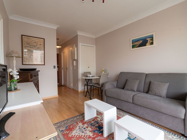 Bilderrahmen, Eigentum, Tabelle, Couch, Möbel, Komfort, Interior Design, Beleuchtung, Holz, Fussboden