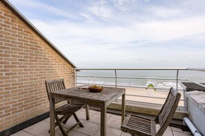 Terrace with table and seaview
