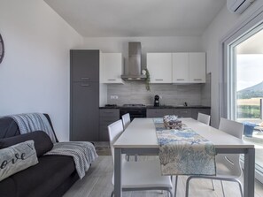 Möbel, Countertop, Tabelle, Cabinetry, Holz, Küche, Couch, Flooring, Zapfhahn