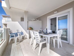 Tabelle, Möbel, Stuhl, Azurblau, Holz, Couch, Interior Design, Wohnzimmer, Fenster, Fussboden