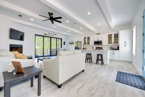 Living Room | Queen Sleeper Sofa | Smart TV | Fireplace