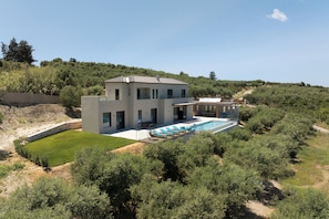 An overview of the outdoor 2.800m2 settings of Blue Zone Villa.