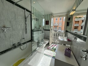 Eigentum, Fenster, Armatur, Interior Design, Dusche, Fussboden, Badezimmer, Flooring, Brausenstange