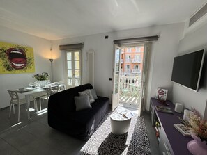 Möbel, Tabelle, Eigentum, Bilderrahmen, Couch, Fenster, Beleuchtung, Wohnzimmer, Stuhl, Interior Design