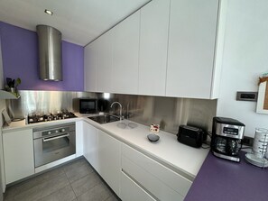 Countertop, Cabinetry, Herd, Küche, Küchengerät, Gasherd, Herd, Flooring, Haushaltsgerät