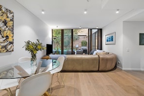 'The Courtyard Retreat' - Designer 2 Bedroom Apartment in the heart of Mosman, with parking and airconditioning