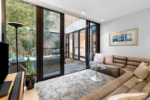 'The Courtyard Retreat' - Designer 2 Bedroom Apartment in the heart of Mosman, with parking and airconditioning