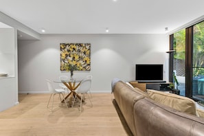 'The Courtyard Retreat' - Designer 2 Bedroom Apartment in the heart of Mosman, with parking and airconditioning