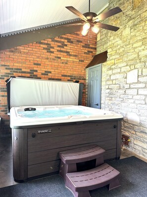 6 person hot tub
