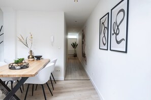 A place to share meals and stories in equal measure.
Bed and Coffee offers a cheap studio apartment in Eindhoven Center, as an attractive alternative to a Hotel Eindhoven.