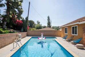 Backyard bliss! 💦☀️ Take a refreshing dip in our pool and soak up the sun.
