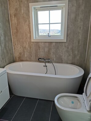 Bathtup for showering