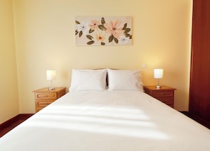 Quarto 3 com cama de casal (135cm x 190cm)