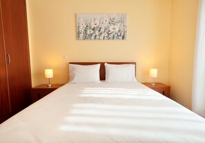 Quarto 2 com cama queen-size (160cm x 200cm)