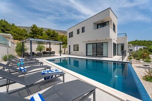 The OUTDOORS  offers a private, heated 36 sqm infinity swimming pool with hydromassage and a fully automated salt electrolysis system
