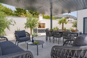  A covered dining area for 8 people with very comfortable chairs
