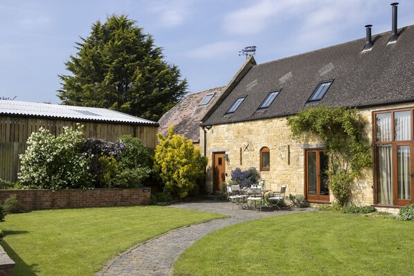 The front lawned garden looking back to Toms End, Mickleton