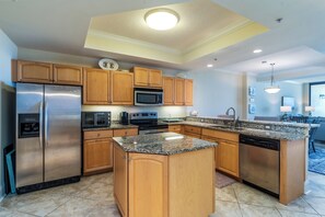 004 Wave Watcher Fully Equipped Kitchen with Island