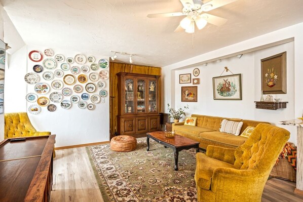 Take a step back in time with vintage decor & travel memorabilia. Enjoy comfy chairs and board games. The sofa pulls out into full-size bed with memory foam mattress. 