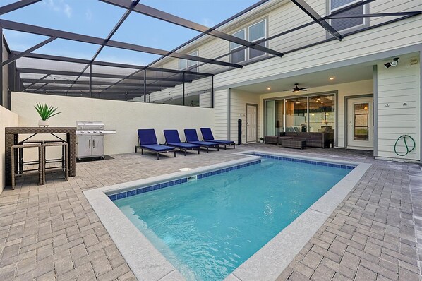 Cozy and sunny space to enjoy hot summer days.
