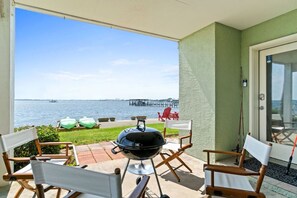 2 kayaks, grill, outdoor seating!
