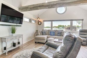 Living Room | Free WiFi | Smart TVs | Central A/C & Heating