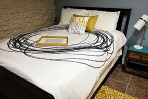 queen size bed/bedroom