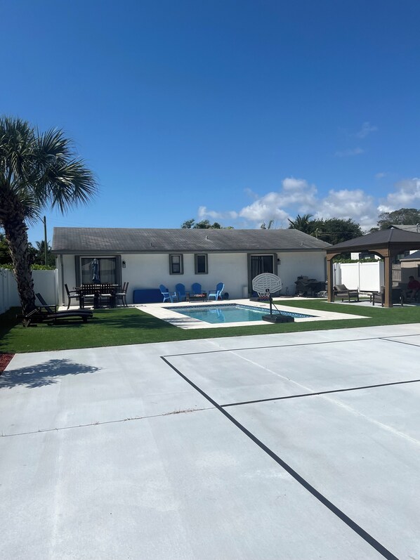 Oasis! Pickleball court, pool, outdoor patio table/living area, sun loungers,Bbq