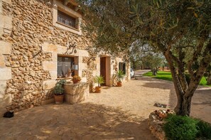 Peaceful house in the countryside with swimming pool