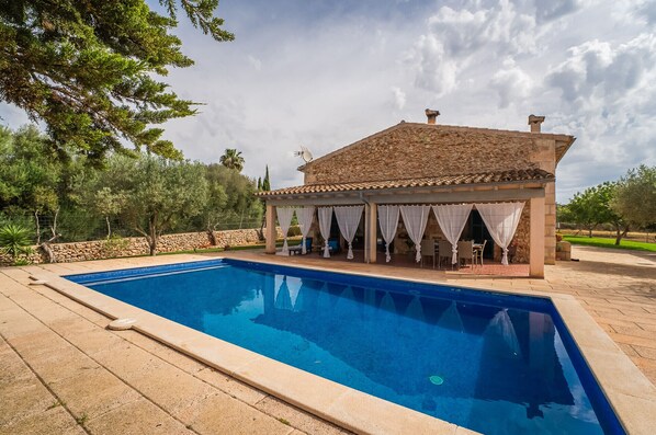 House in the countryside with swimming pool