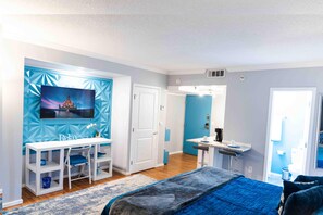 Room with 1 Super King bed, and 1 full size sofa bed, 1 portable crib, Wi-Fi, TV