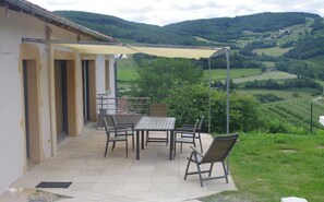 Le Gîte "Charmille" - 12 personnes à Saint- Julien-sur-Bibost dans le Lyonnais - Rhône : la terrasse