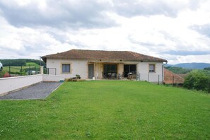 Le Gîte "Charmille" - 12 personnes à Saint- Julien-sur-Bibost dans le Lyonnais - Rhône : la maison.
