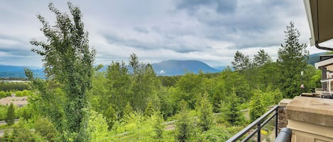 Snoqualmie Vacation Rental | 2BR | 2.5BA | 2,500 Sq Ft | Stairs Required