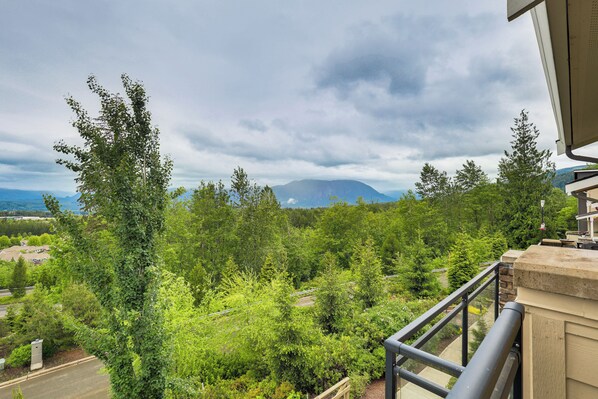 Snoqualmie Vacation Rental | 2BR | 2.5BA | 2,500 Sq Ft | Stairs Required
