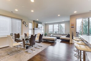 Living Room | Smart TV | Main Level