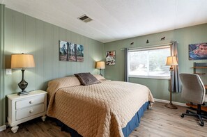 Primary suite with king-size bed.