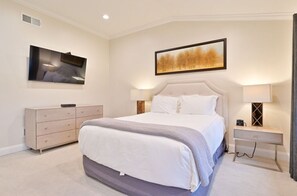 Comfortable bedroom featuring a plush bed and stylish furnishings. A serene space for a restful night.